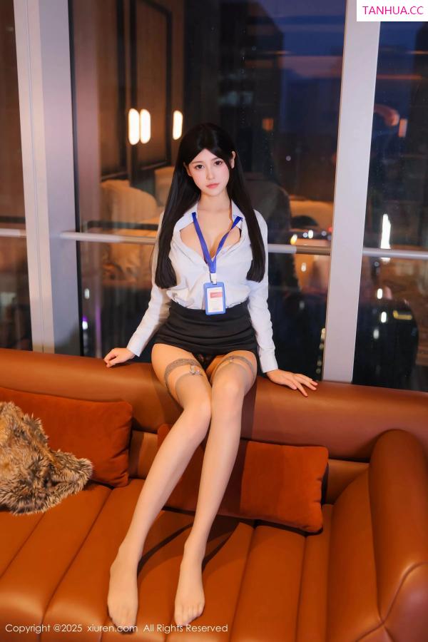   [XiuRen]高清写真图 2025.06.20 No.10440 余安安 OL服饰第13张图片